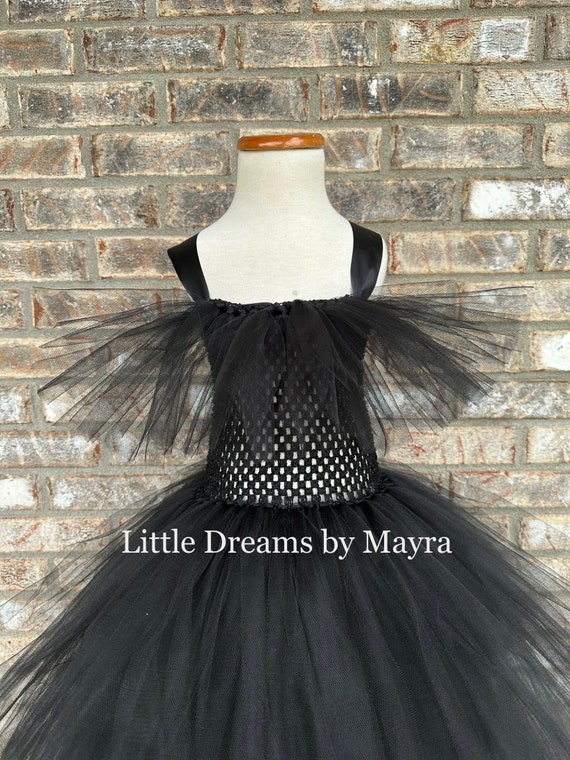 Effortless Office Style with Muted Tones and Minimalist Jewelry