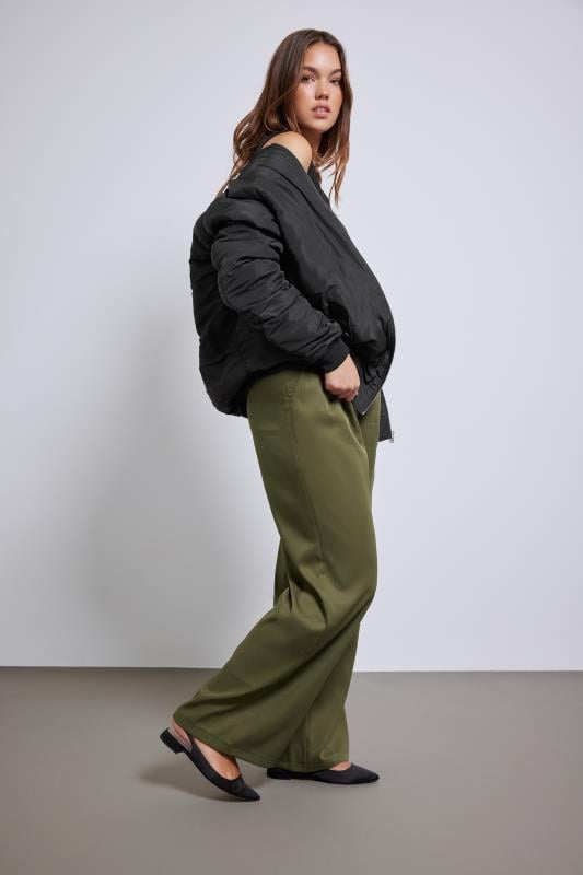 Office Edge: Tailored Bomber with Wide-Leg Trousers